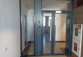 NAYADA установила двустворчатые двери Vitrage I в бизнес-центре Алматы