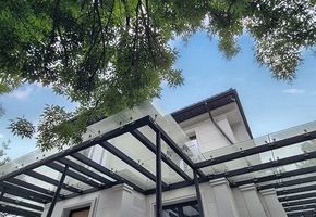 Легкость в архитектуре от NAYADA: установка стеклянных навесов с точечным креплением