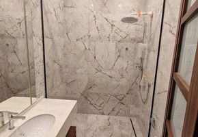 Душевая в квартире под ключ: немецкие петли Pauli и система BX 5000