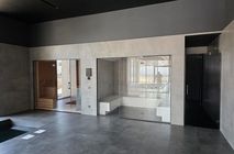 Свет, стекло, структура: Современный интерьер без компромиссов