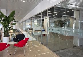 Гармония стекла и скорости: как NAYADA оформила новый офис Toyota Center