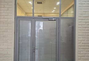 Функциональный дизайн в деталях: перегородка NAYADA Standart с жалюзи и двойным остеклением