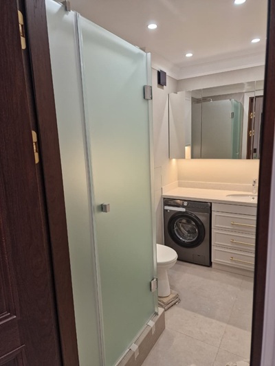 Фото Приватность в свете матового стекла: стильное душевое пространство от NAYADA