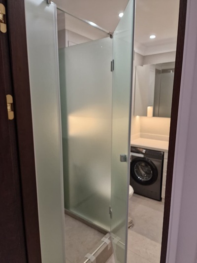 Фото Приватность в свете матового стекла: стильное душевое пространство от NAYADA