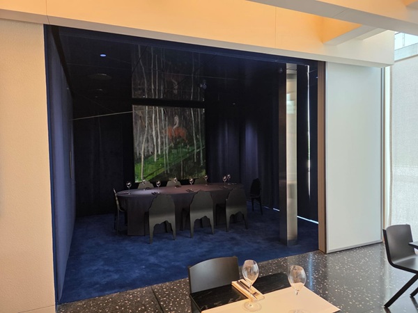 Фото Сталь в движении: как двери становятся частью гастрономического сценария