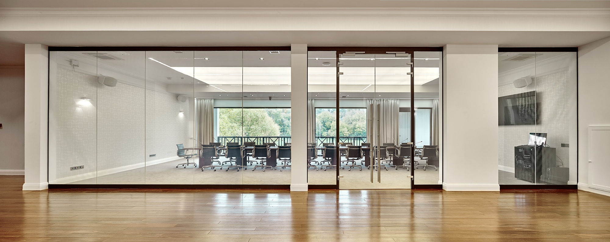 Фото Стекло с переменной прозрачностью NAYADA SmartGlass