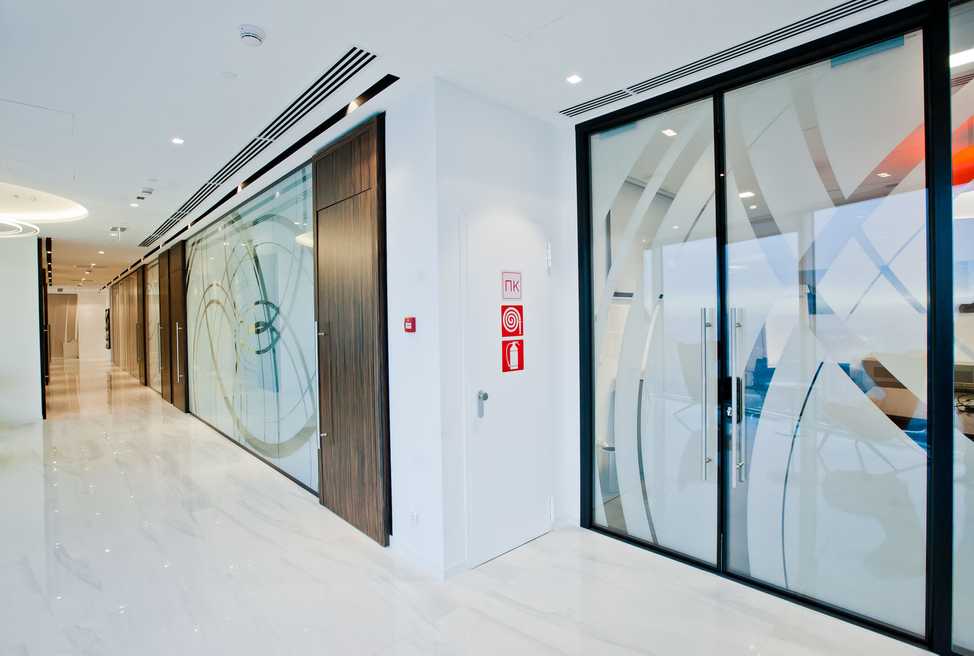 Фото Двери в алюминиевой обвязке