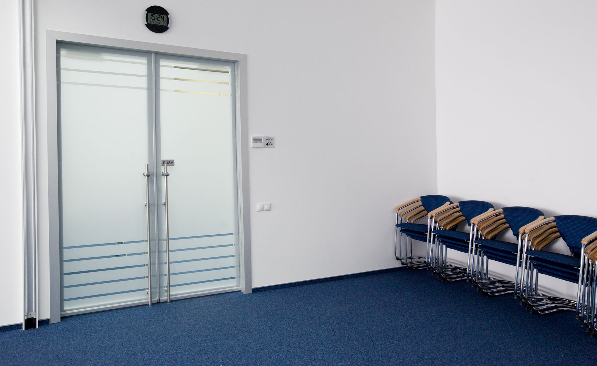 Фото Двери в алюминиевой обвязке